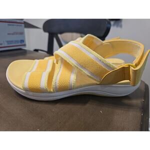 Clarks Womens Size 8 Cloudsteppers Mira Lily Yellow White Adjustable Sandals
